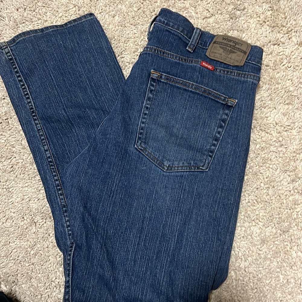 Wrangler Men’s Regular Fit Medium Wash Jeans 34x30